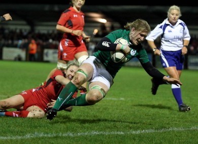 Heather O'Brien crosses for Ireland's first try of the match.